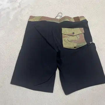 BURTON 카모플라쥬 허리 숏팬츠
