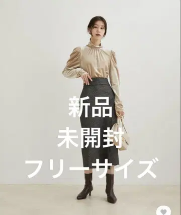 프릴이 달린 베이지색 긴팔 상의 M 사이즈