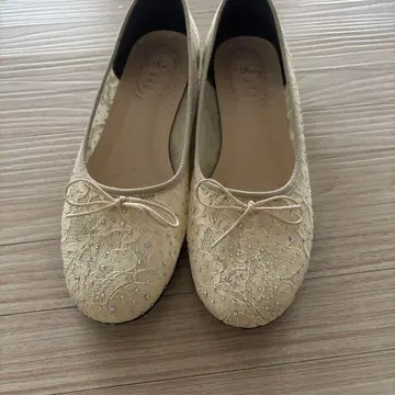 베이지 레이스 장식 발레 슈즈