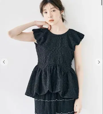 코코딜 부풀린 자카드 페플럼 상의