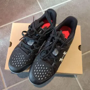 새상품 Under Armour 스파이크 슈즈 블랙/화이트 22cm