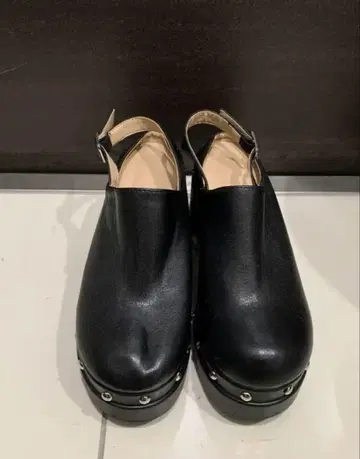 스터드 장식 블랙 통굽 샌들