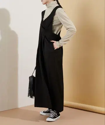 이아파피요네 숄더 스티치 오버롤 스커트 원피스 블랙