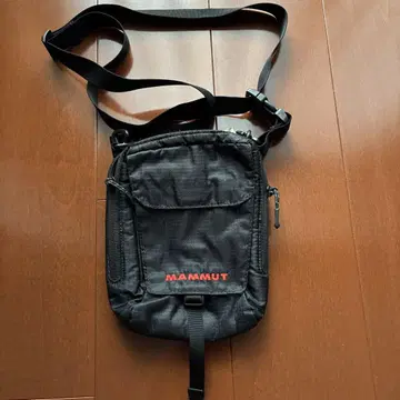 MAMMUT 블랙 숄더백
