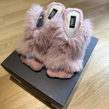 퍼 소재 핑크 뮬