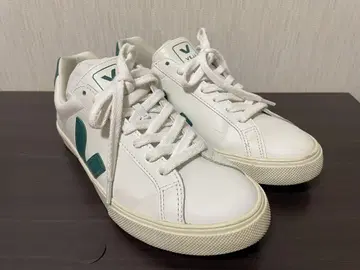 VEJA 화이트/그린 스니커즈 23cm