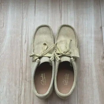 Clarks Wallabees 라이트 베이지