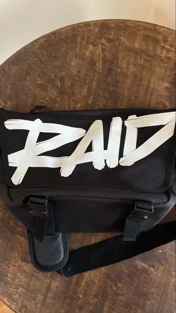RAID 로고 숄더백 블랙