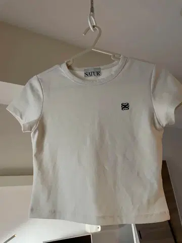 SATUR 반소매 크롭 기장 티셔츠