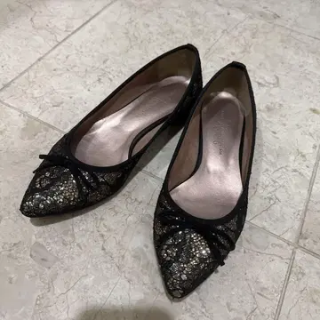 긴자 카네마츠 플랫슈즈 블랙과 금색 레이스