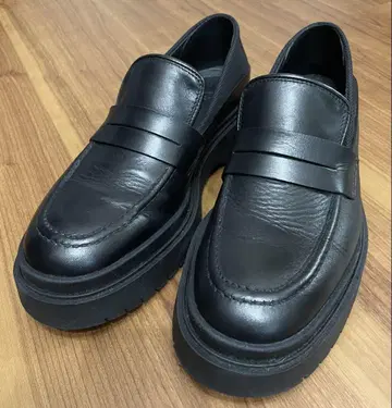 ZARA 블랙 가죽 로퍼 통굽