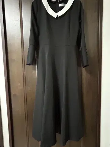 JENNE 블랙 A라인 원피스 화이트 카라 부착