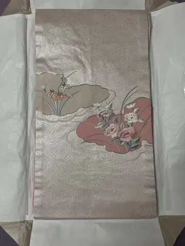 순수 실크 나고야 오비 은박지에 모란과 창포 자수