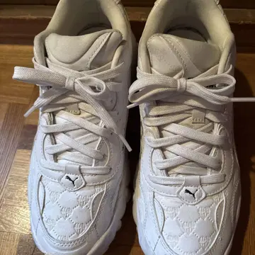 Puma 화이트 스니커즈