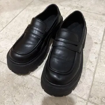 통굽 블랙 로퍼 합성 피혁