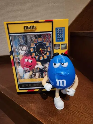 M&M's 시계 달린 입상 파랑 빨간색