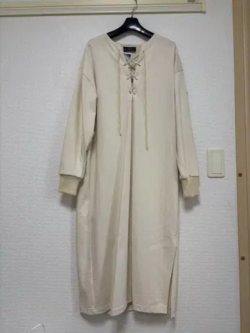 르 마이너 베이지 긴팔 티셔츠 원피스