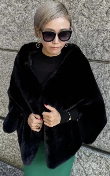 JENNE 리치 볼륨 퍼 케이프 블랙