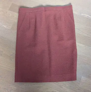 턱 들어간 빨간색 미디 스커트
