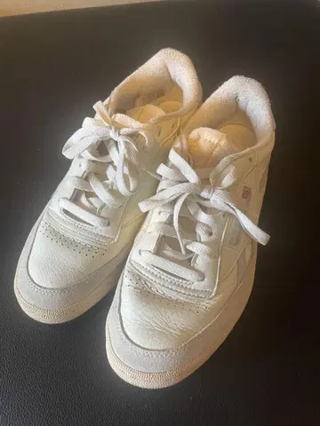 리복 화이트 스니커즈 26cm