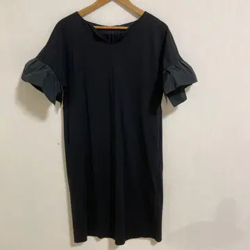 프릴 소매 블랙 원피스