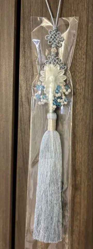 꽃 모티브 실버 태슬 참