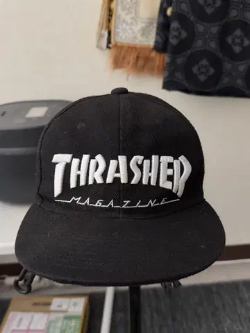 THRASHER 블랙 스냅백 캡