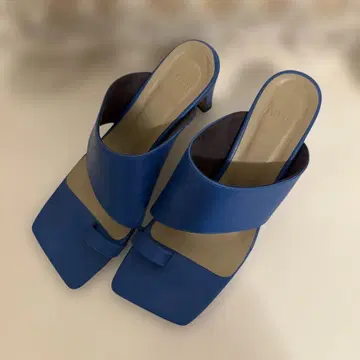 파란색 스트랩 샌들