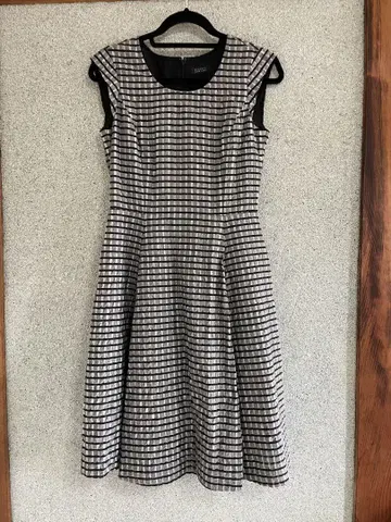BARNEYS NEW YORK 체크 무늬 슬리브리스 원피스
