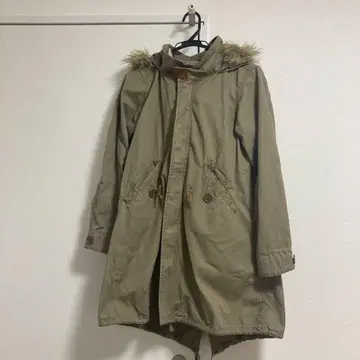 카키 퍼 달린 모즈 코트