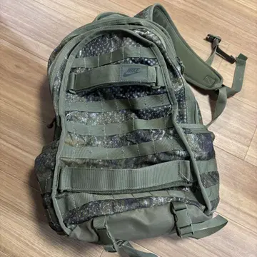 2025년 9월 30일까지 Nike 카모플라쥬 백팩 올리브 그린