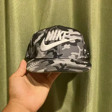 Nike 그레이 카모플라쥬 스냅백 캡