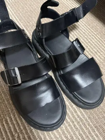 Dr. Martens 블랙 샌들 그리폰