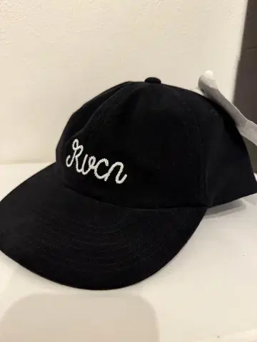 RVCA 블랙 캡 자수 로고