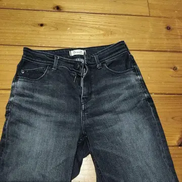 Yanuk 다크 그레이 스트레이트 데님