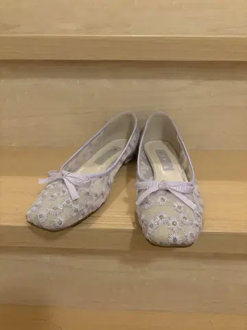 DIANA 연보라 꽃무늬 자수 발레 슈즈
