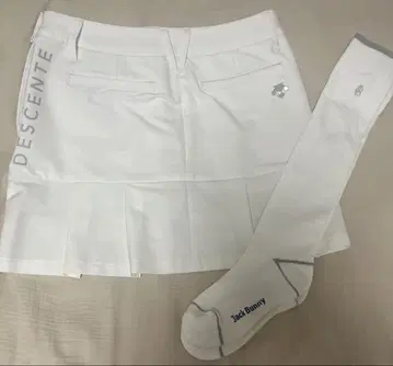 DESCENTE 화이트 플리츠 스커트와 삭스 세트 데상트