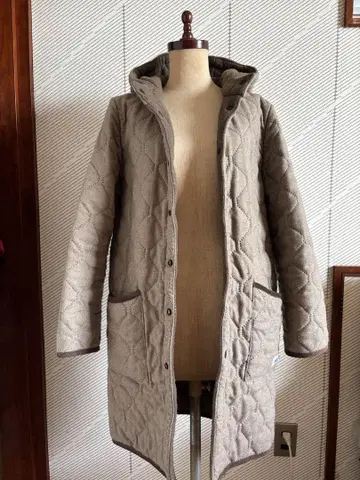 베이지 퀼팅 자켓 후드 부착