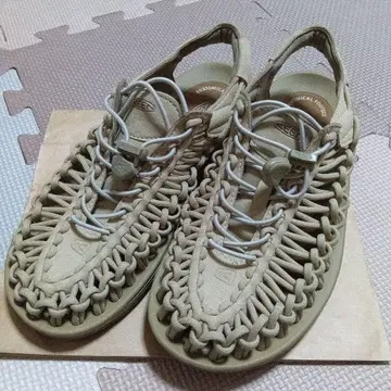 미사용에 가까운 KEEN 샌들 38.5 (25cm)