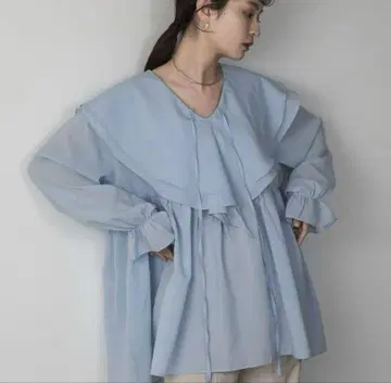 프릴이 달린 라이트 블루 셔츠