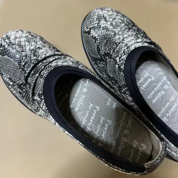 스네이크 패턴 슬립온 23.5cm 4E