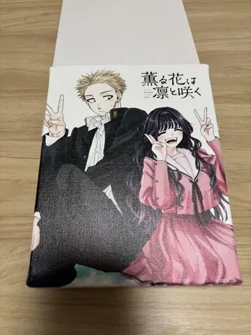 향기로운 꽃은 늠름하게 피는 캔버스 보드