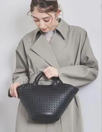 유나이티드 애로우즈 블랙 가죽 토트백