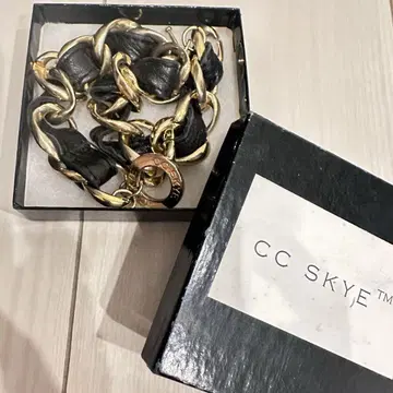 CC SKYE 더블 랩 팔찌 블랙 골드 니콜 리치