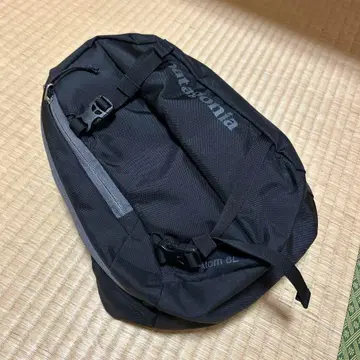 파타고니아 Atom 8L 블랙 슬링백