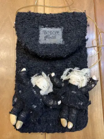 히스클로네 인형 포함 블랙 파우치