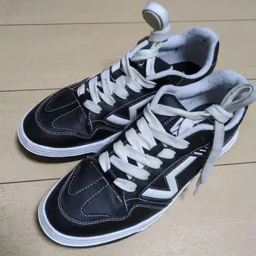vans upland 블랙/화이트 로우컷 스니커즈