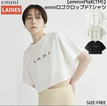 에미 아틀리에 상의 emmi x PlaX emmi 로고 크롭T셔츠