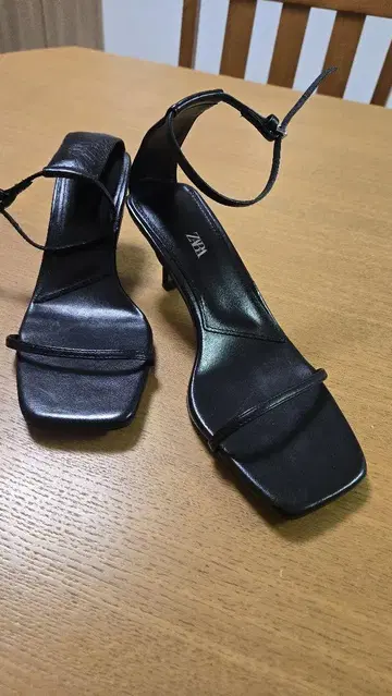 Zara 블랙 샌들