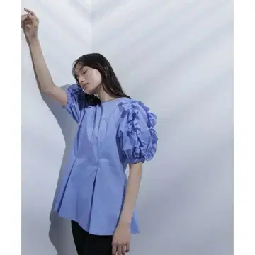 NATURAL BEAUTY BASIC 프릴 숄더 블라우스